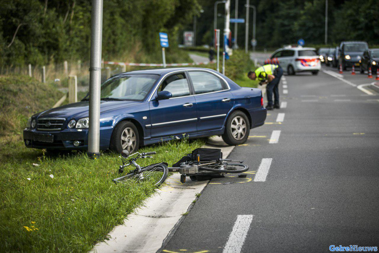 Fietsster overleden bij aanrijding met auto in Beek-Ubbergen