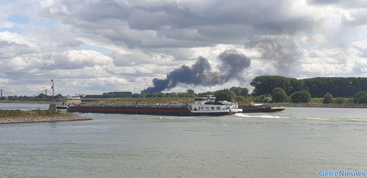 Zeer grote brand in winkel: Rookwolken van ver te zien