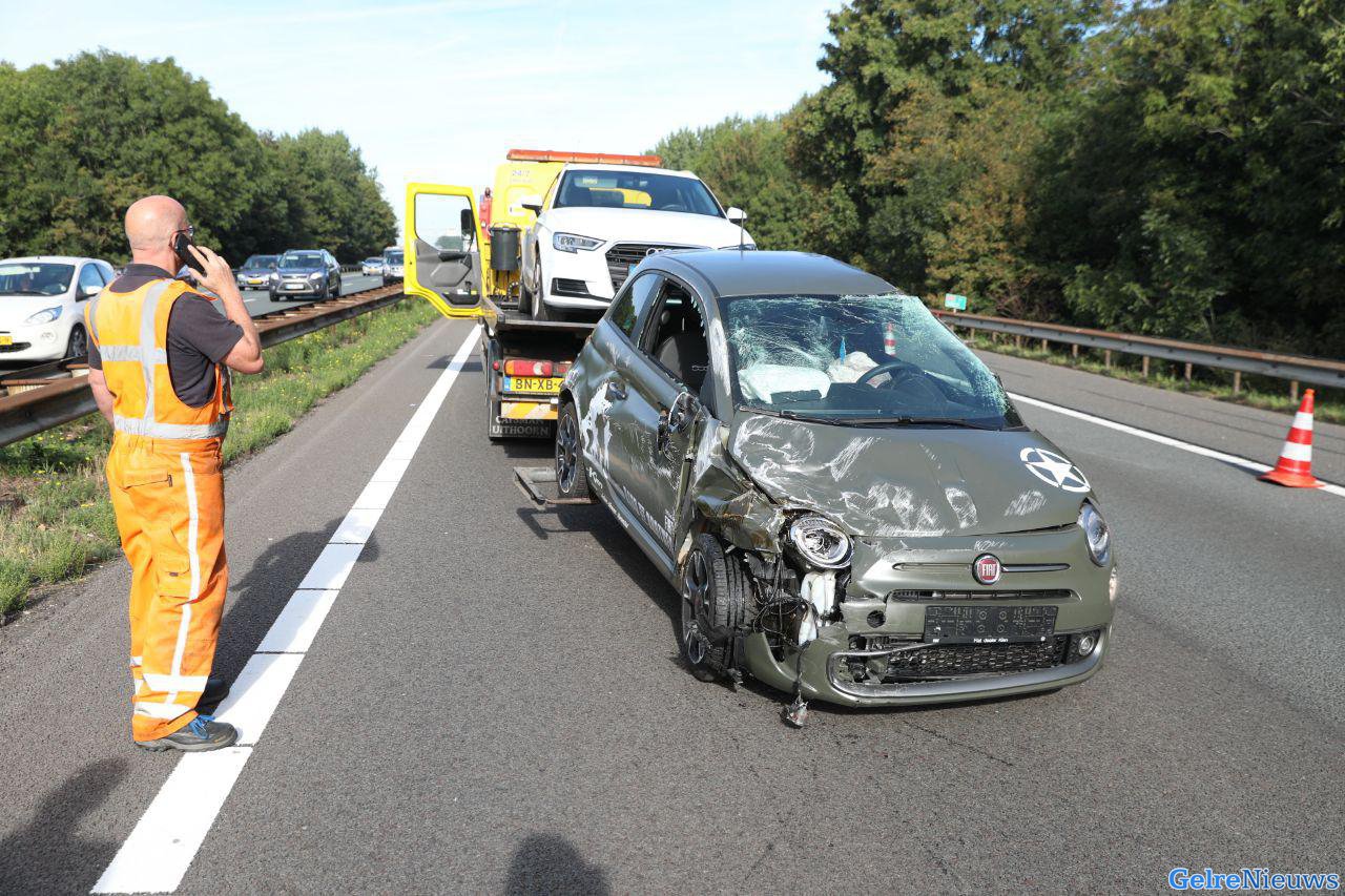Auto over de kop op A12 bij Zevenaar: gewonde en veel vertraging