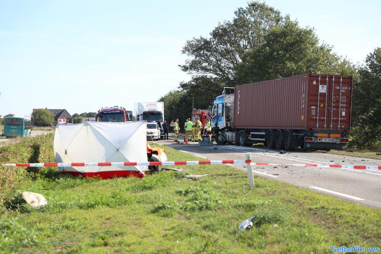 Automobiliste overleden na ernstige aanrijding met vrachtwagen