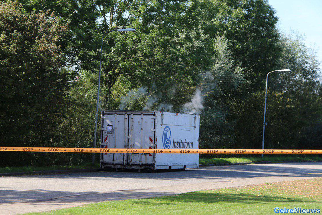 Container met onbekende inhoud rookt: brandweer schaalt op