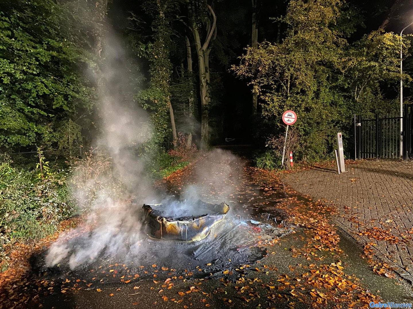 Grote vaten in brand in Arnhem: politie vermoedt drugsafval