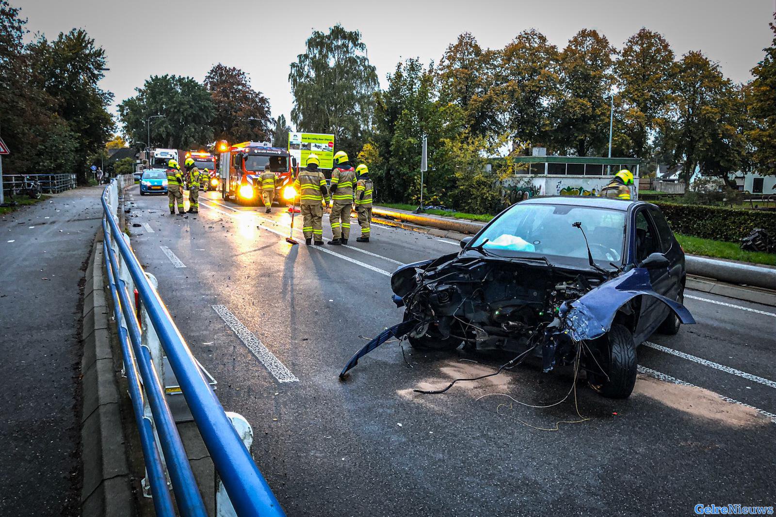 Motorblok uit auto geslingerd bij ongeval in Dieren: Bestuurder (18) gewond
