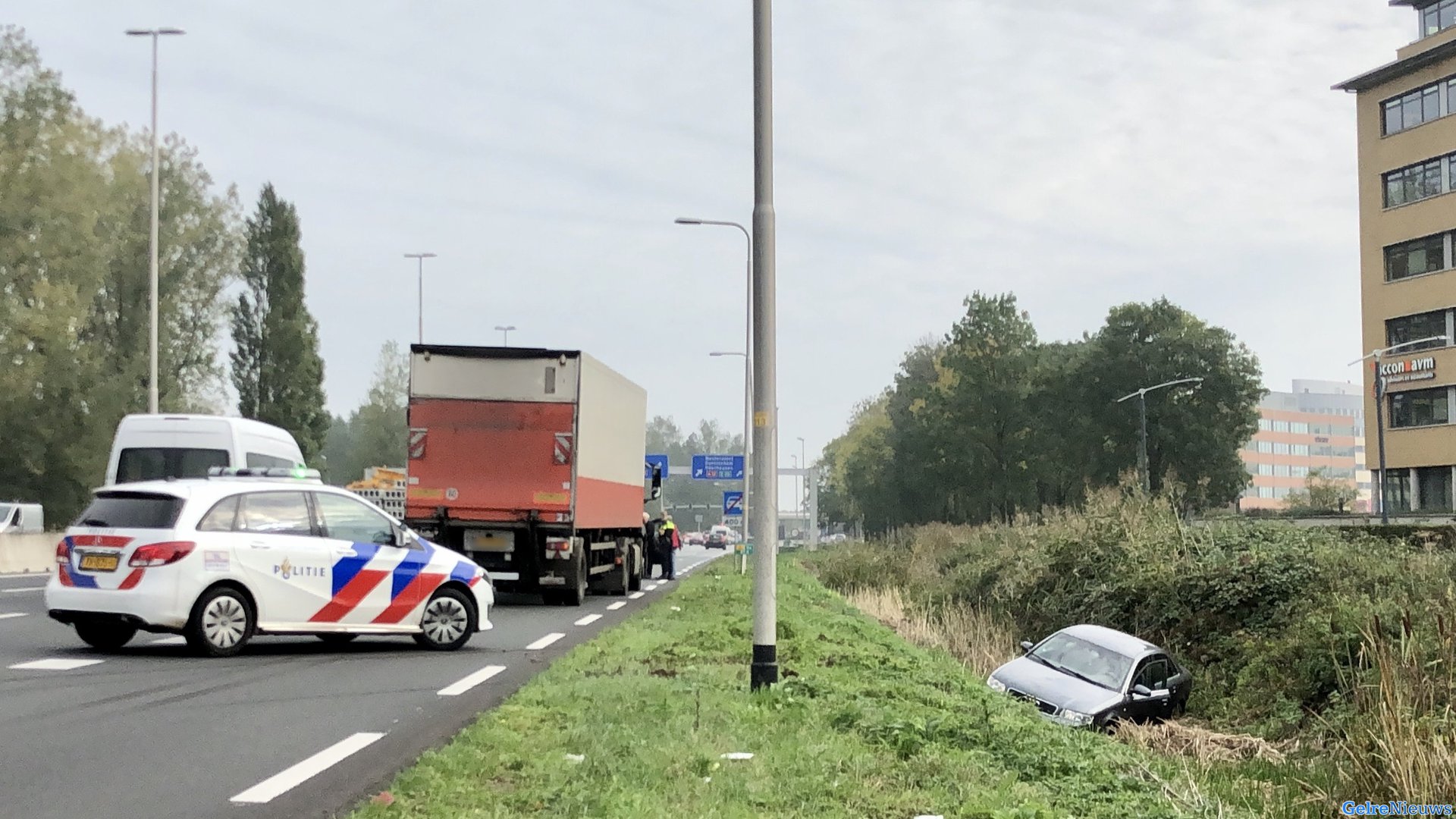 Auto belandt in de sloot bij ongeval op N325 bij Arnhem