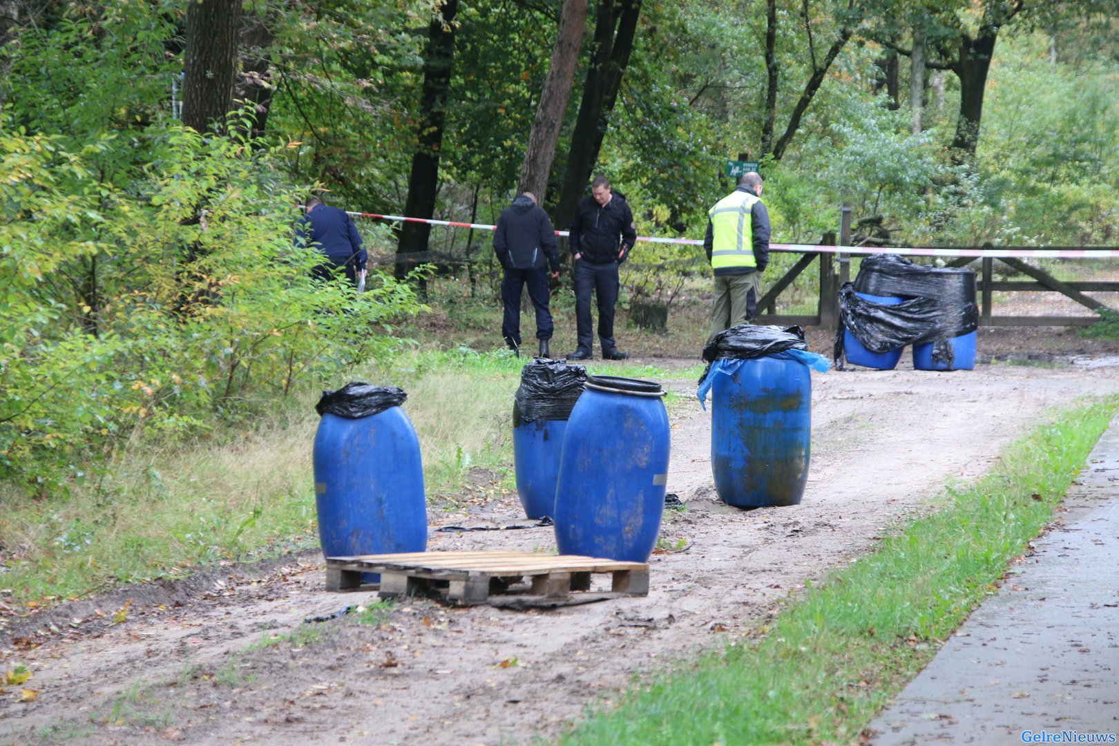Groot aantal vaten met mogelijk drugsafval gevonden in bos Otterlo