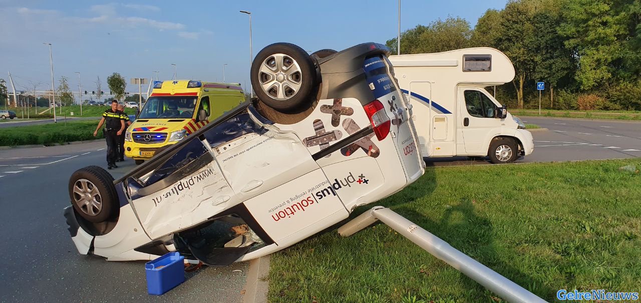 Bestelbusje over de kop bij ongeval Nijmegen
