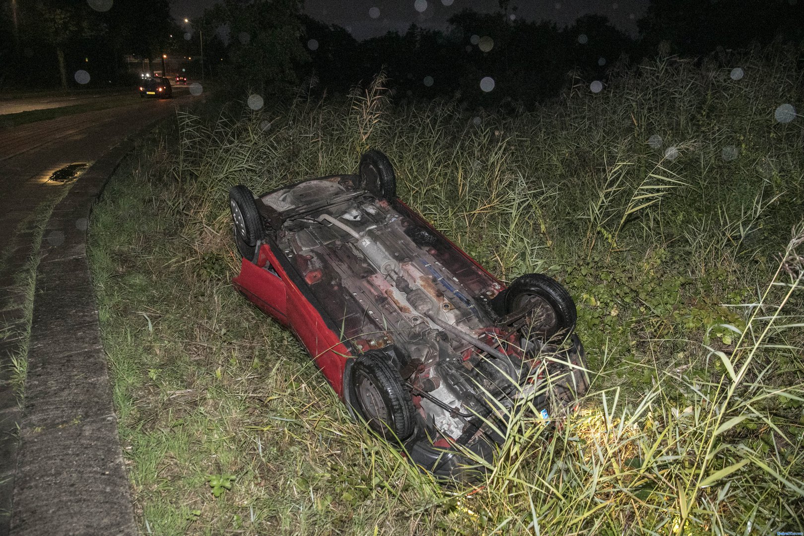 Auto slaat over de kop bij ongeval Arnhem