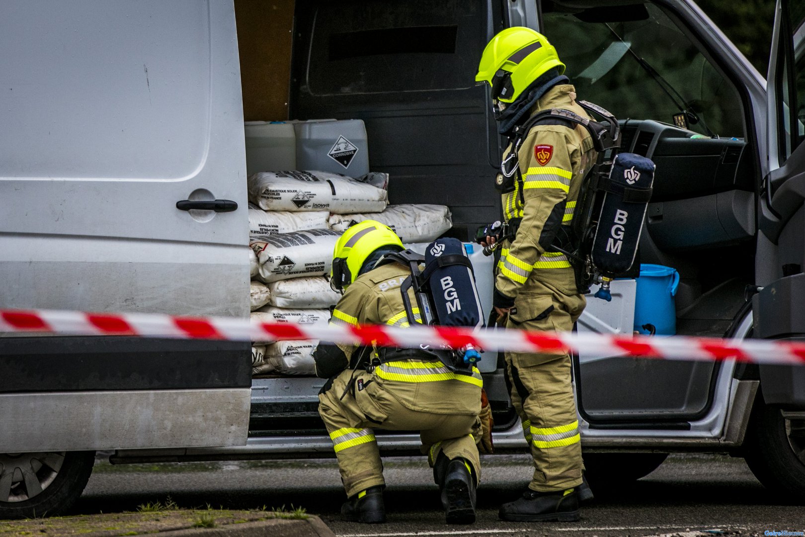 Bestelbus vol met drugsmateriaal gedumpt op oprit A12