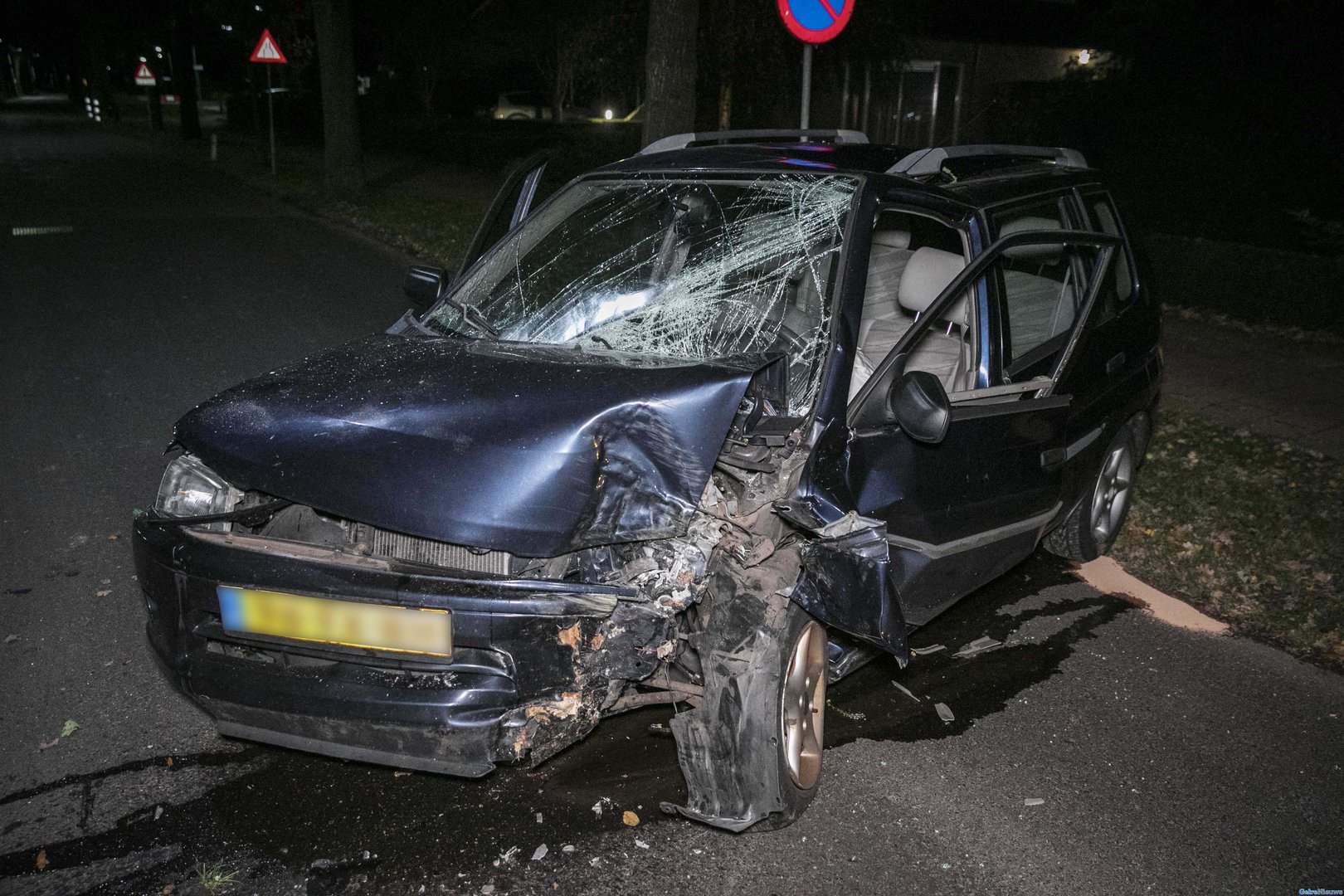 Alcoholmobilist botst frontaal tegen boom in Duiven