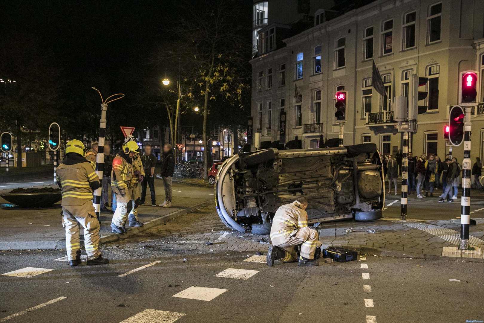 Auto op zijn zijkant bij ongeluk in binnenstad van Arnhem