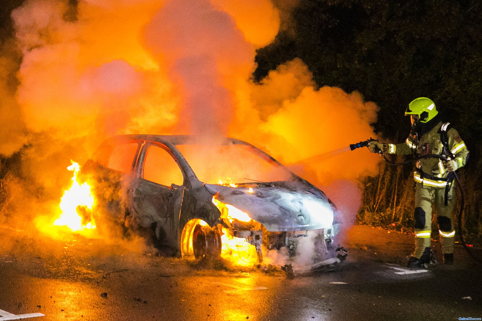 Auto uitgebrand bij station Arnhem-Zuid