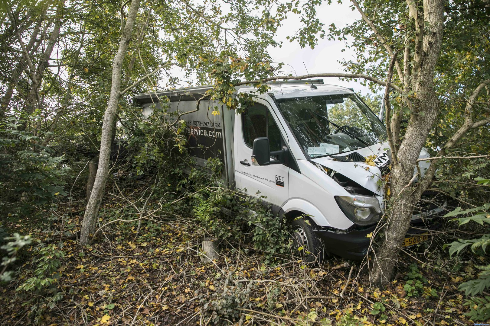 Kleine vrachtwagen botst tegen boom in Wijchen