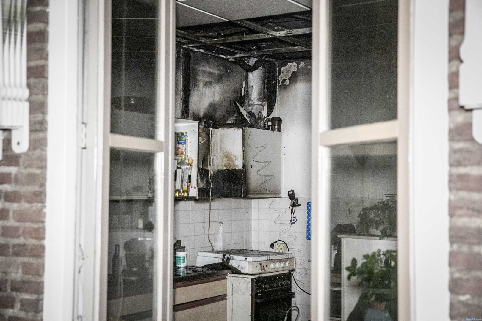 Brandweer redt oudere vrouw uit brandende woning