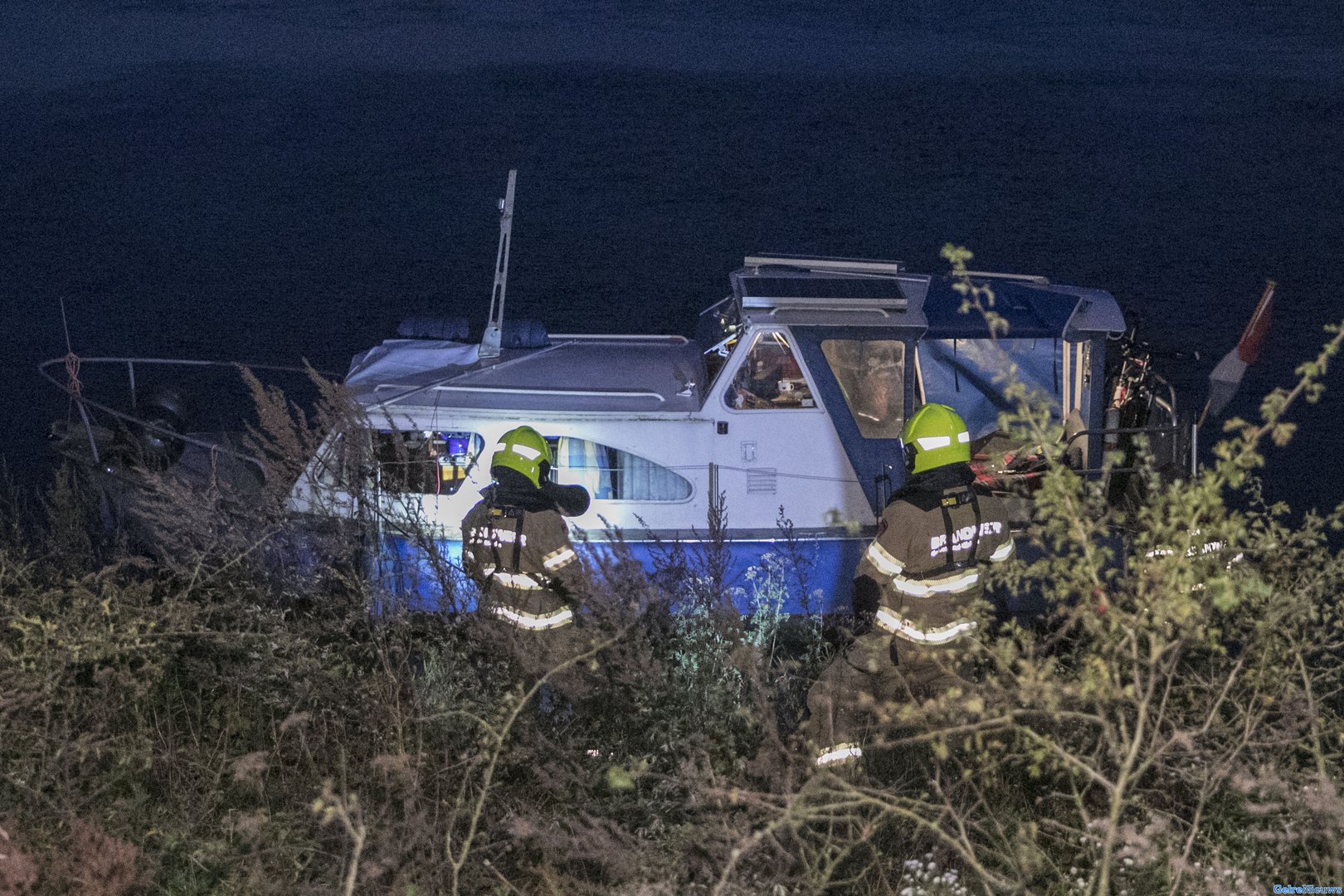 Plezierjacht stuurloos in de IJssel bij De Steeg