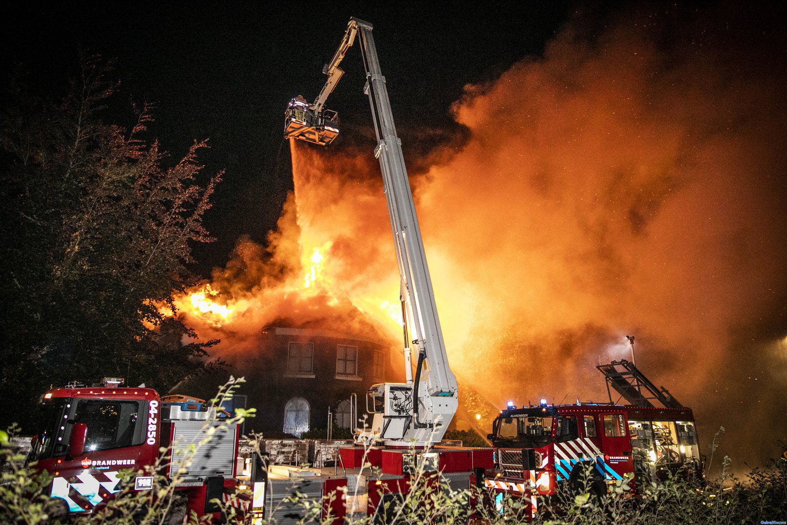 Grote brand legt villa in de as in Voorst