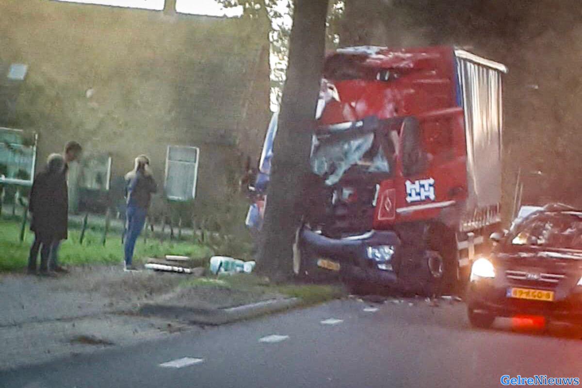 Vrachtwagen ramt boom in Babberich