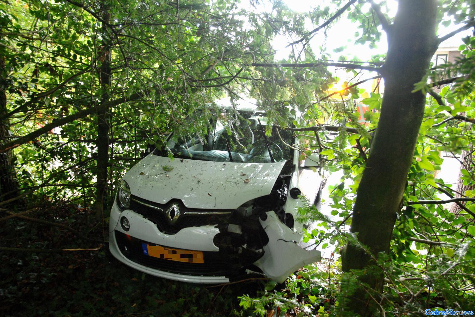 Vergissen in rem en gaspedaal, auto zwaar beschadigd in Oosterbeek
