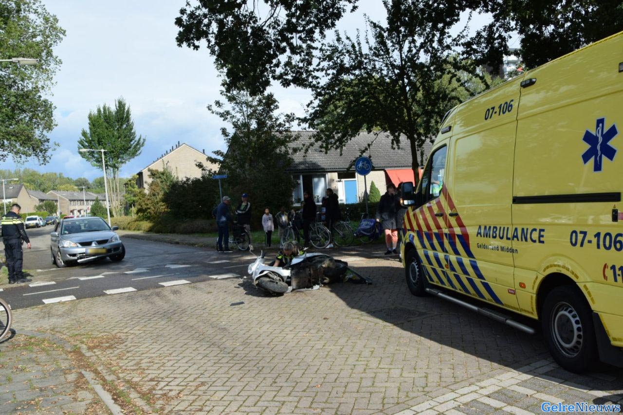 Scooterrijder gewond na botsing met auto in Arnhem
