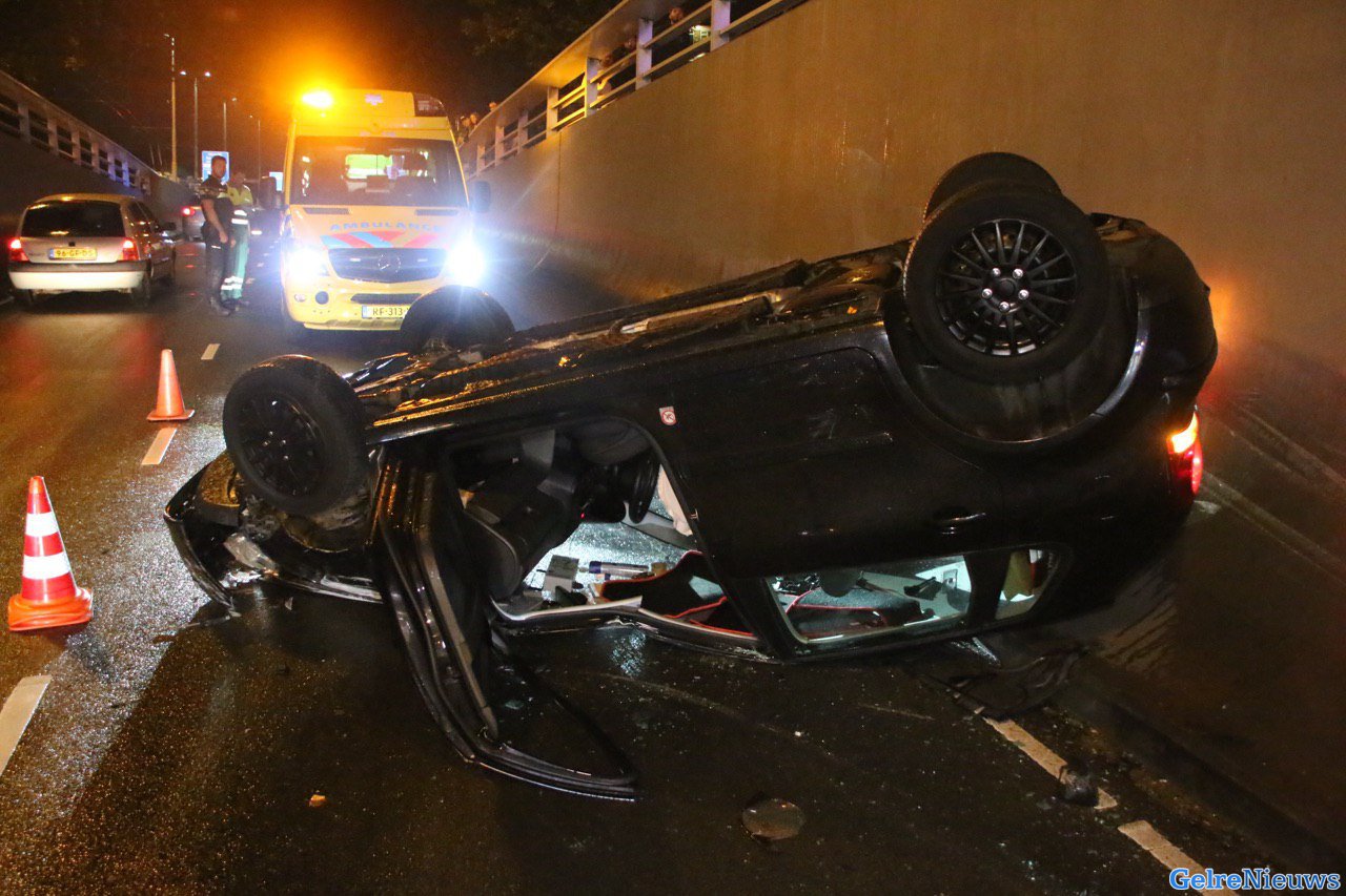 Auto over de kop in Willemstunnel Arnhem