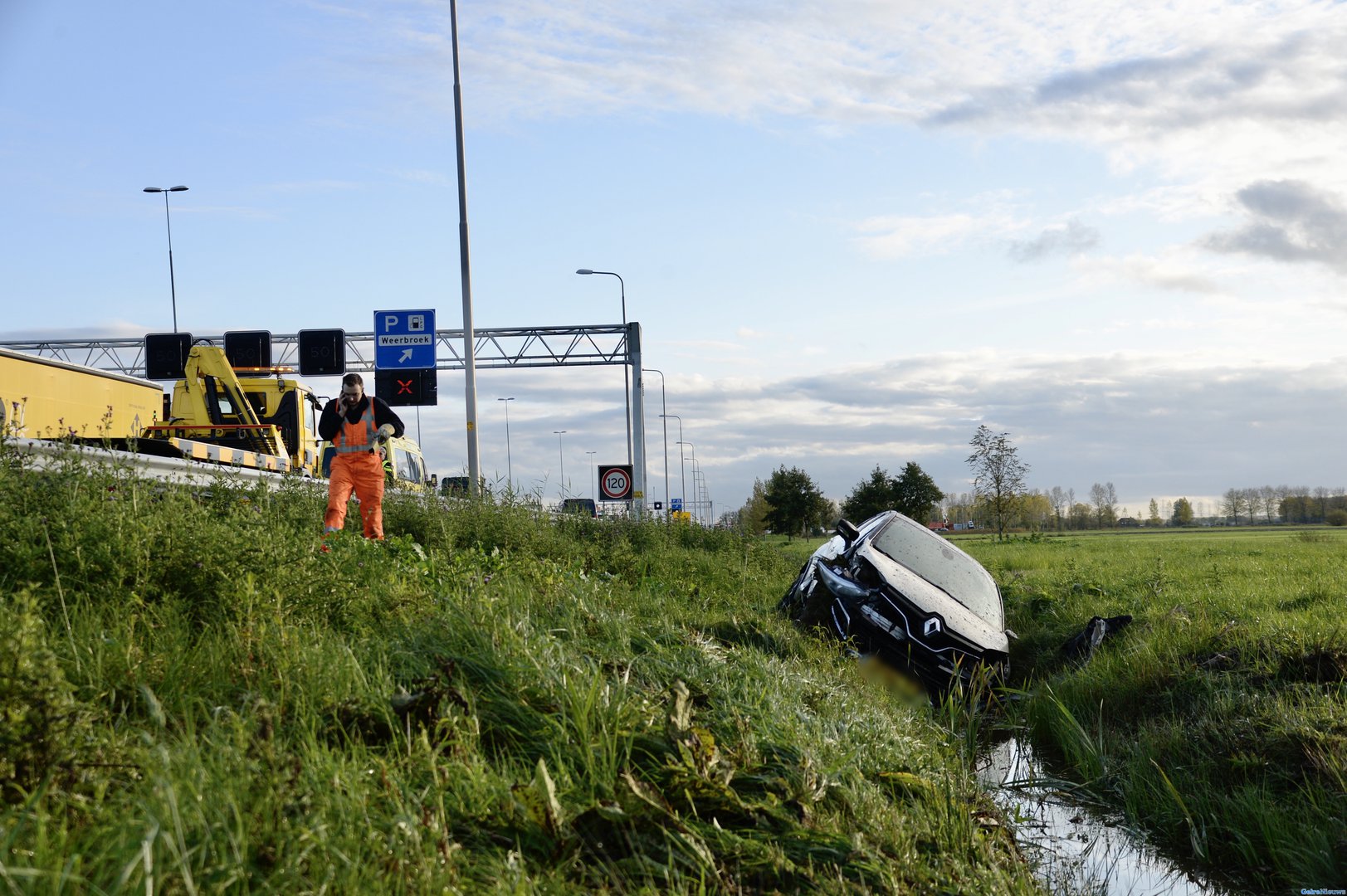 Auto in de sloot bij Heteren begin van fileleed rondom Arnhem