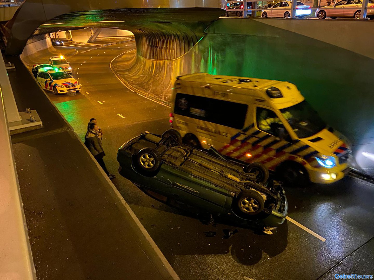 Wederom auto op de kop in Willemstunnel in Arnhem