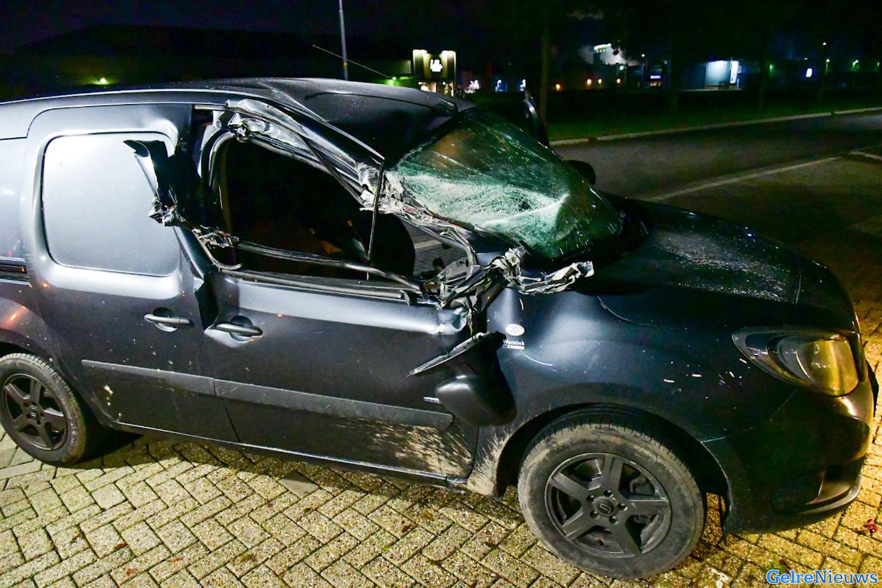 Bestelauto botst frontaal op vrachtwagentrailer