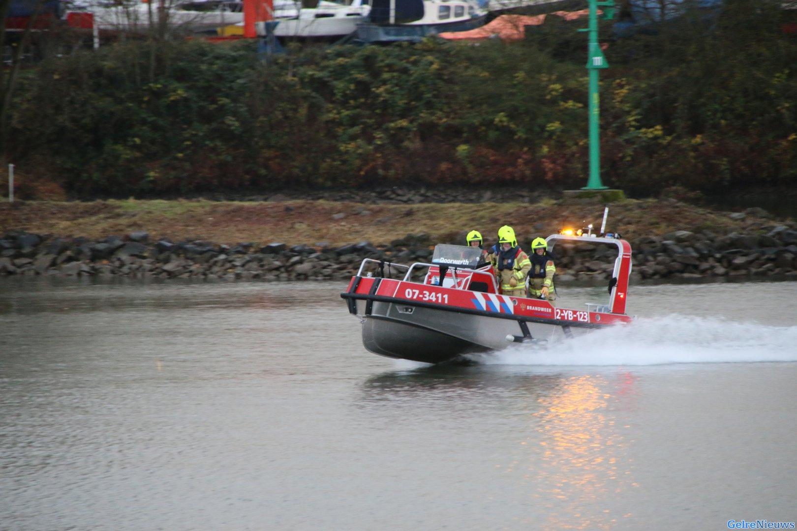 Auto rolt van de Rijnkade af het water in: “De handrem stond er gewoon op”