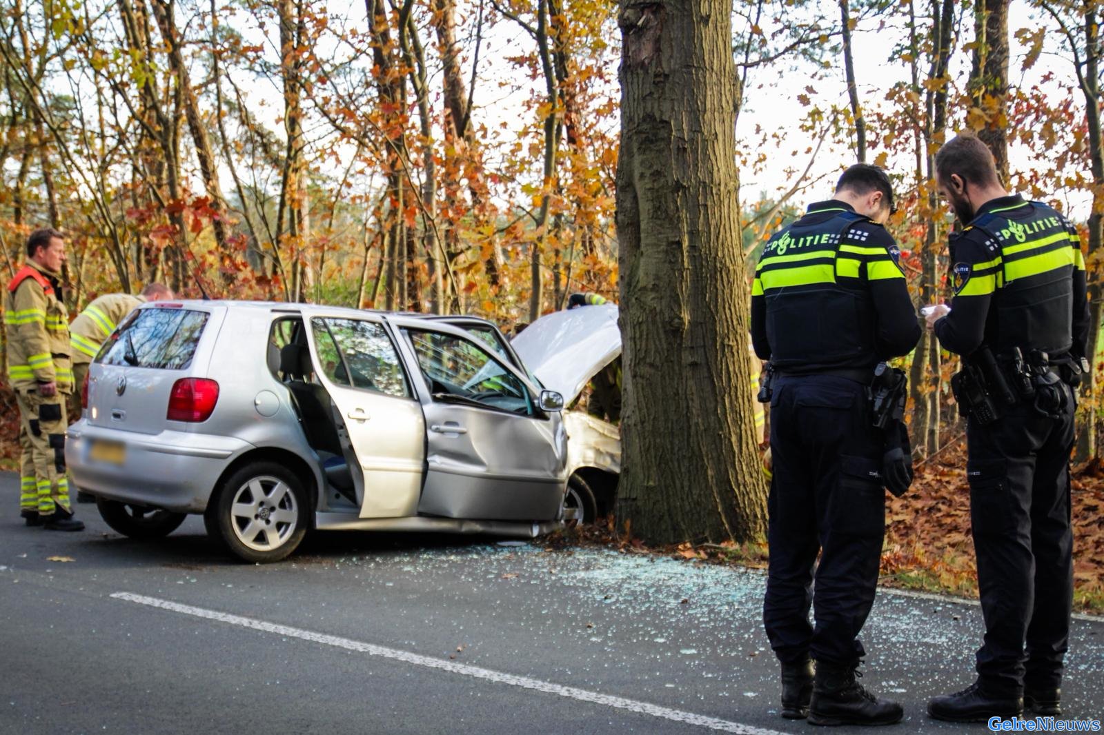 Auto botst hard tegen boom in Arnhem: Twee gewonden
