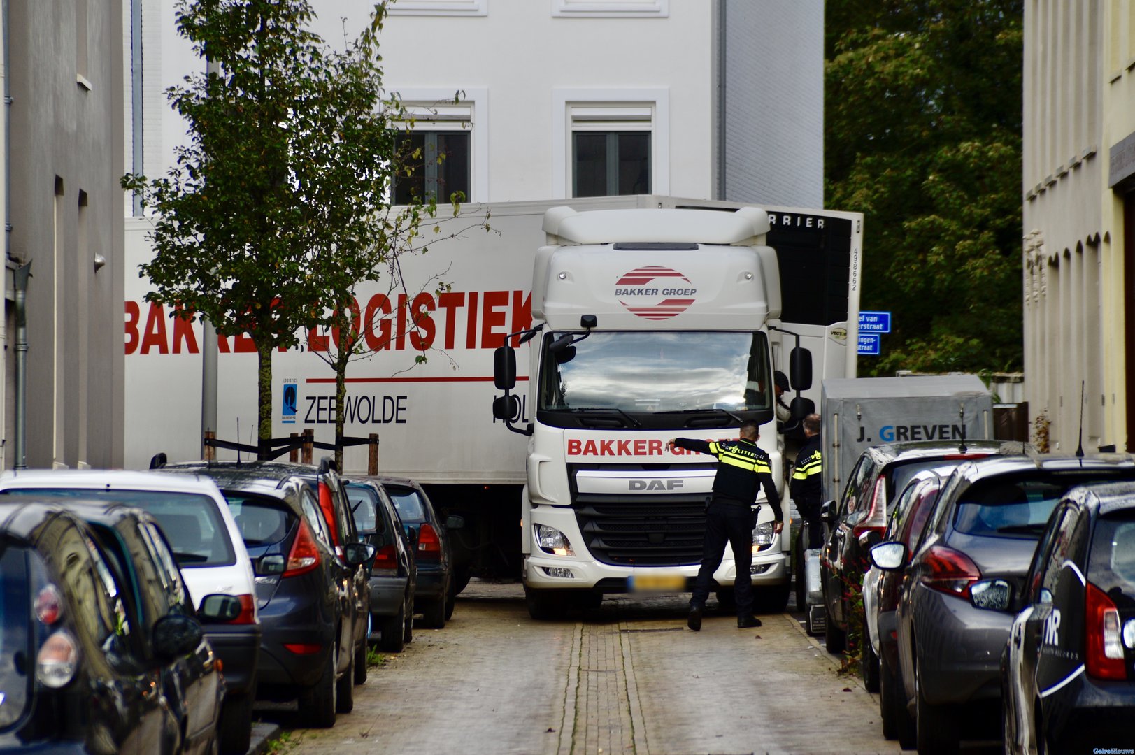 Vrachtwagen rijdt zich klem in woonwijk en beschadigd geparkeerde auto’s