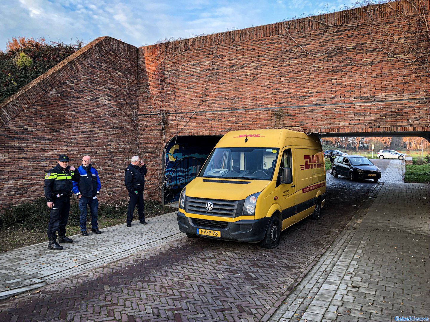 Pakketbezorger met bus vast onder tunnel in Doesburg