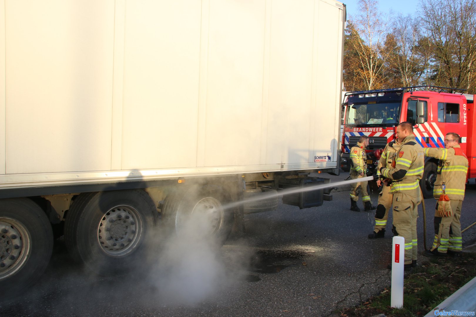 Parkeerplaats A12 bij Arnhem afgesloten door rokende vrachtwagen