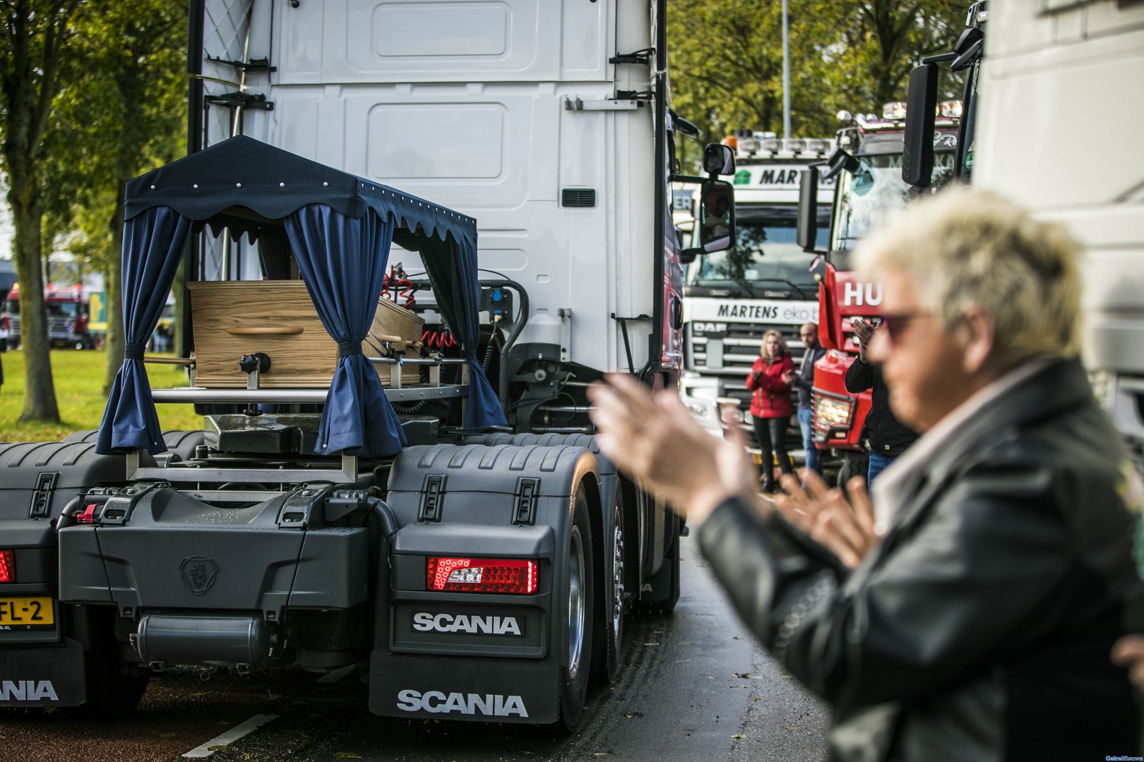 Honderden chauffeurs en vrachtwagens vormen erehaag voor overleden Daisy (26)