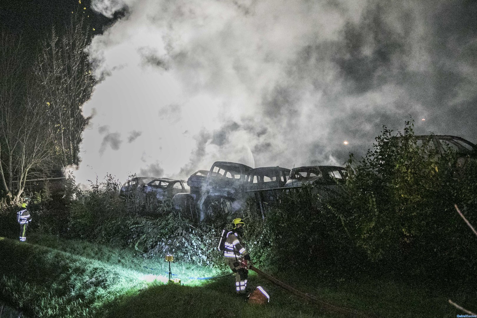 Tientallen auto’s branden af op autosloperij Nijmegen