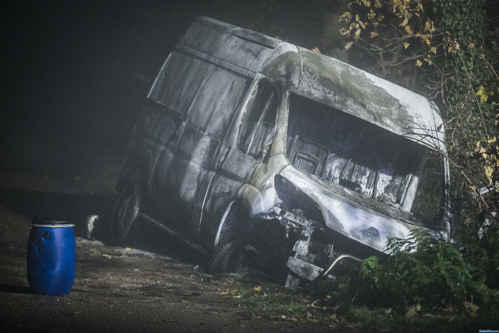 Bestelbus met vaten in brand gestoken in Arnhem