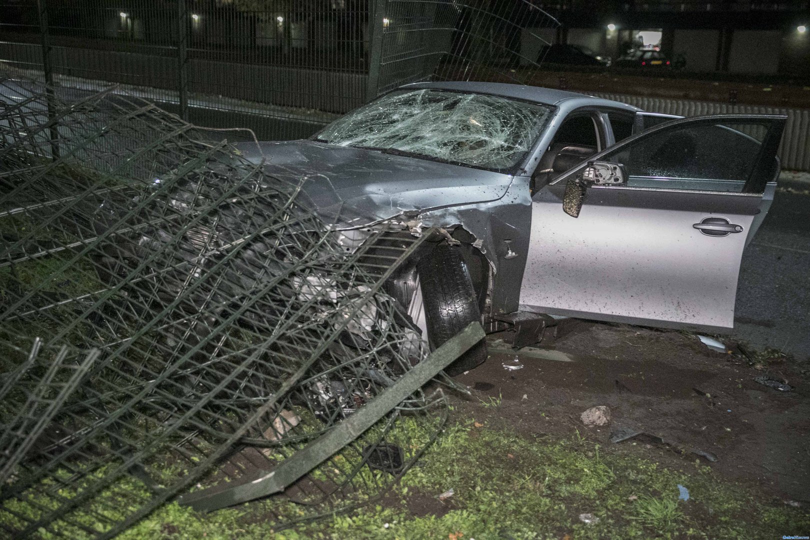 Automobilist ramt hekwerk bij hotel in Nijmegen