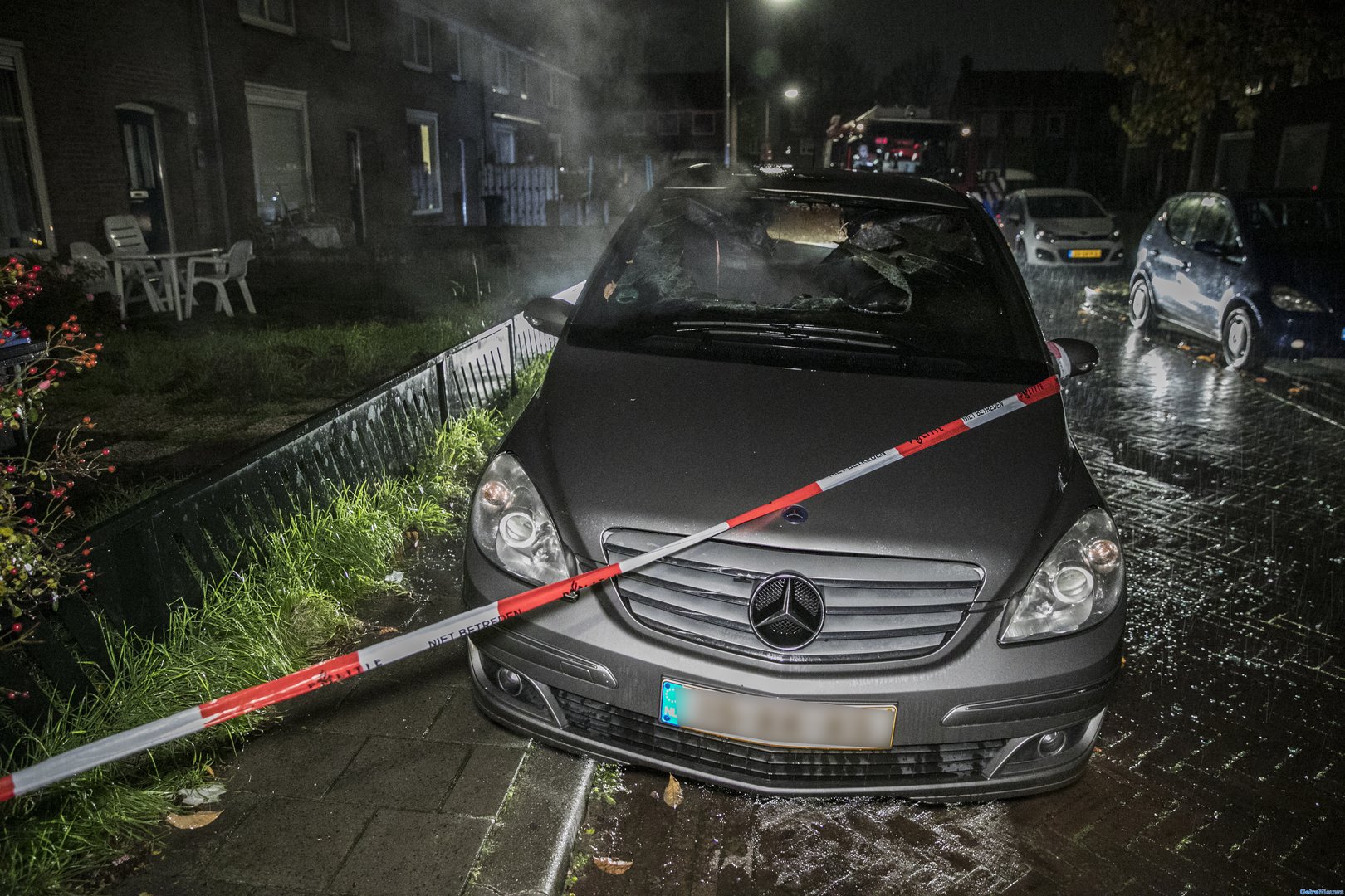 Autobrand in stromende regen in Arnhem