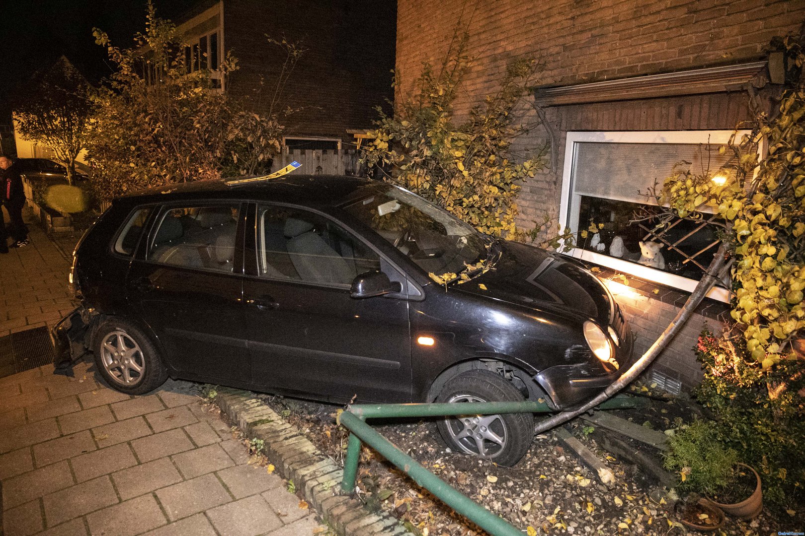 Automobilist botst tegen woning in Velp