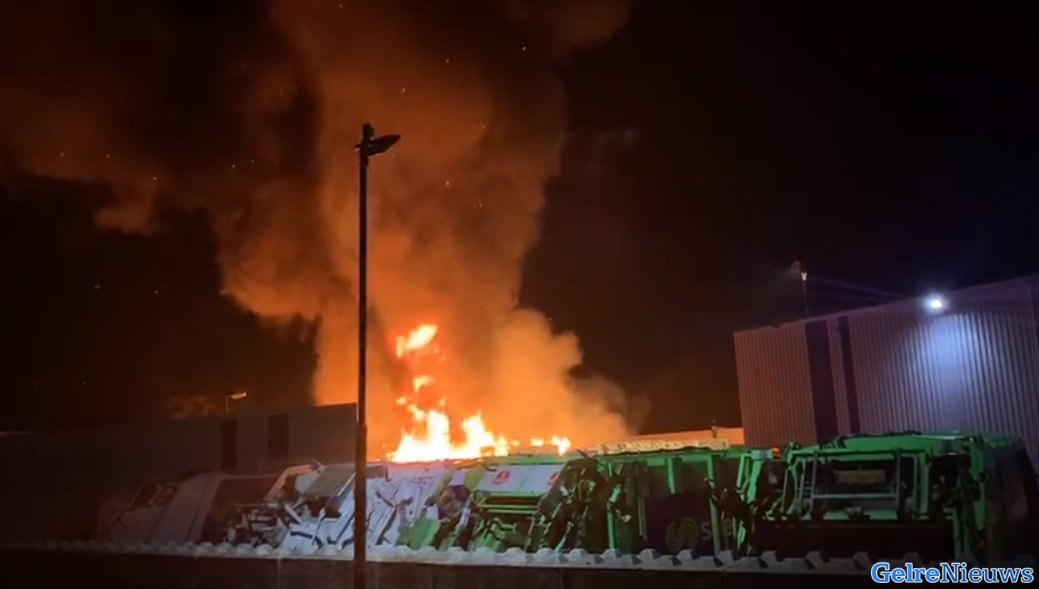 Metershoge vlammen bij grote brand in Weurt