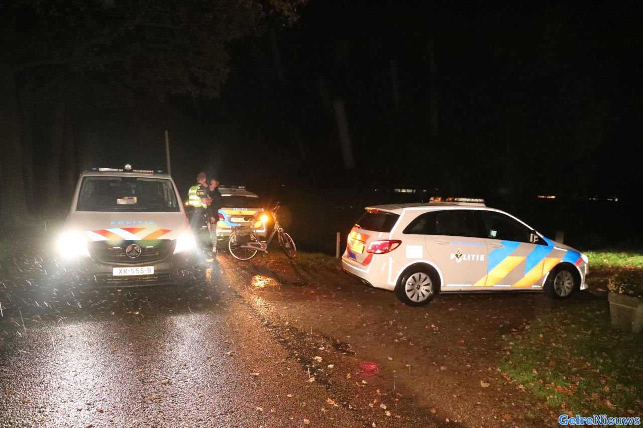 Fietser overleden na val in sloot in Laren