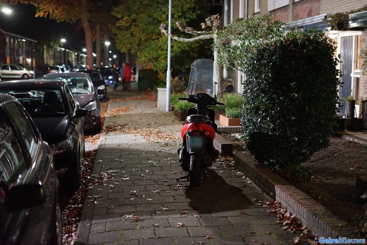 Bestuurder scooter gewond na glijpartij door bladeren op de weg