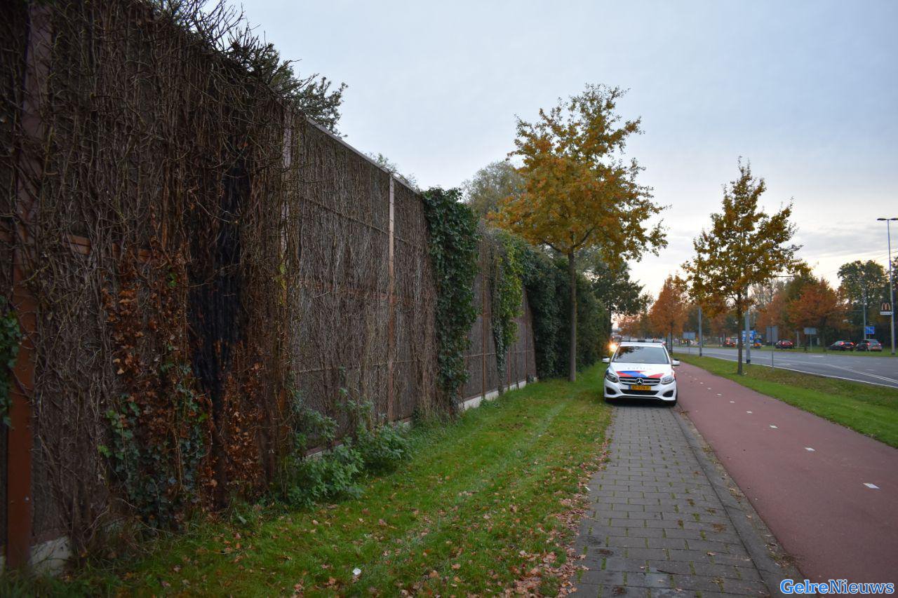 Minderjarige steken geluidswal in brand in Arnhem