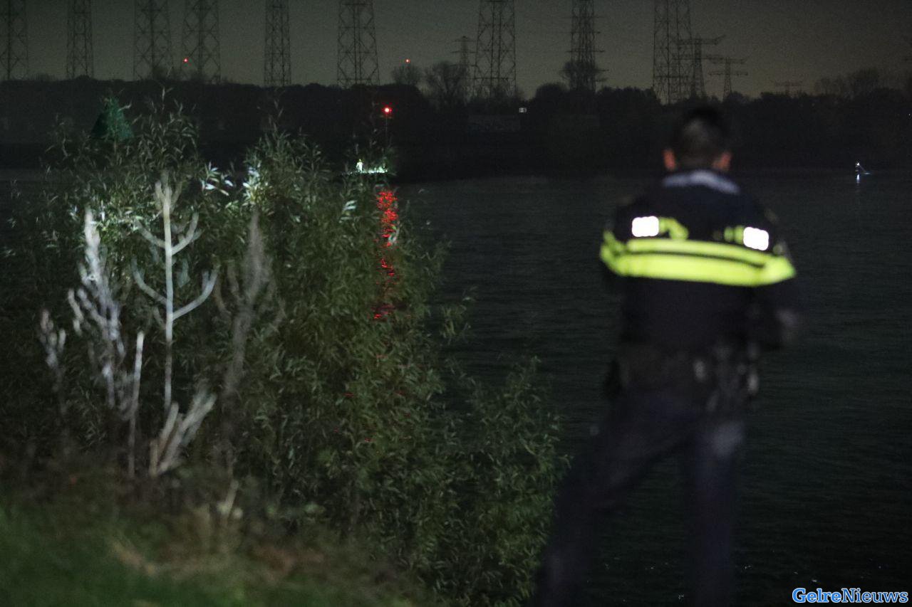 Persoon te water in de Waal bij Nijmegen