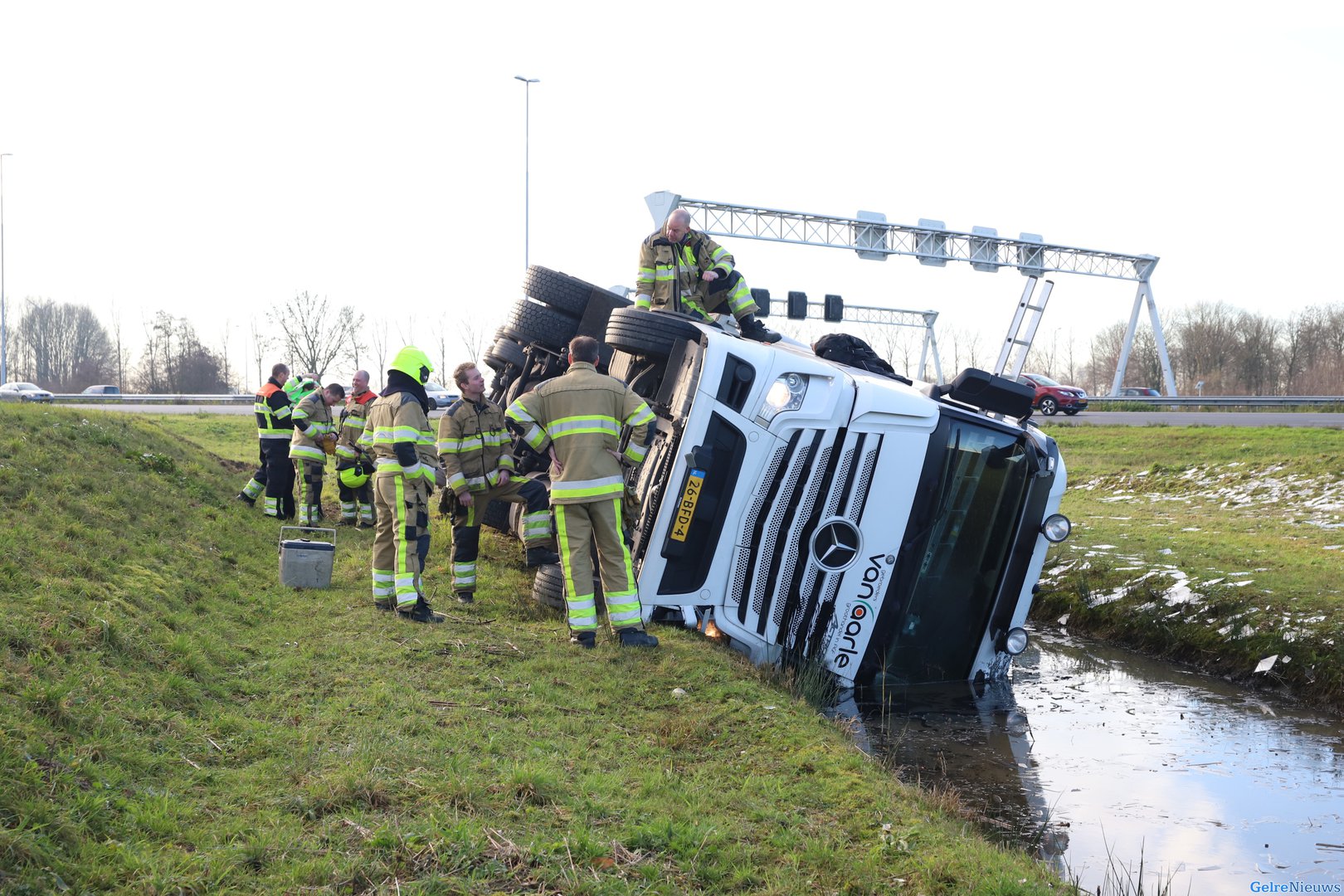 Vrachtwagen eindigt in sloot langs de A2
