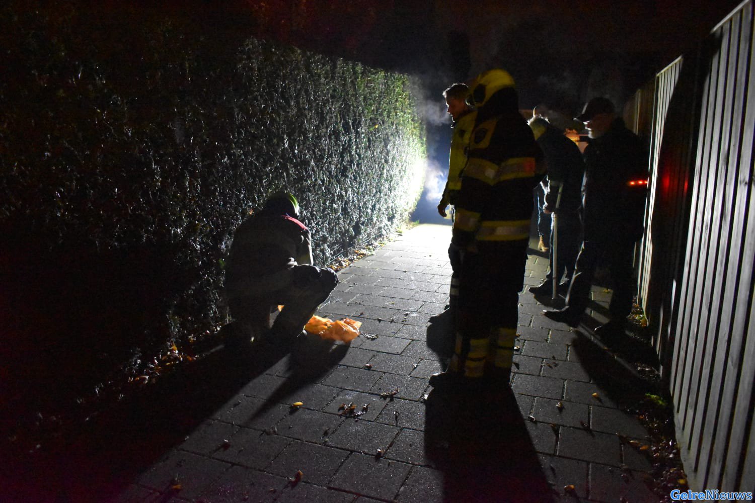 Fles wasbenzine gevonden onder brandende conifeer in Nijmegen