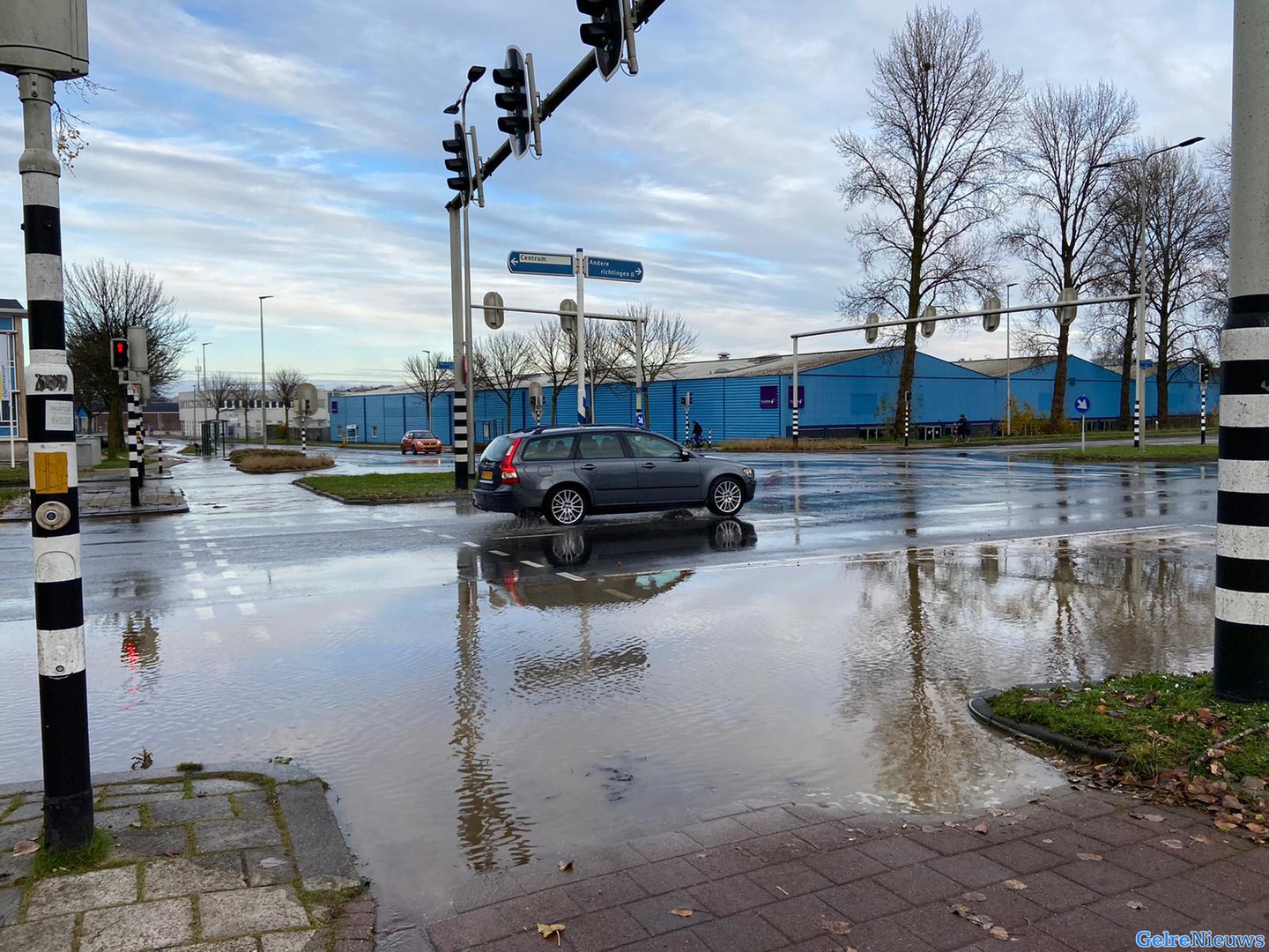 Geknapte waterleiding zet kruising onder water in Arnhem