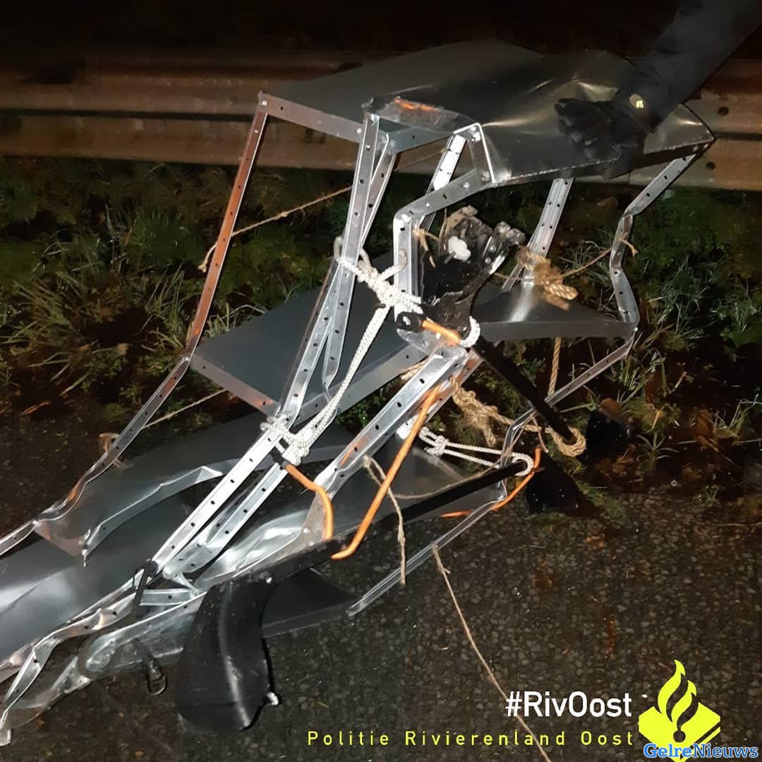 Bizar: Automobilist knalt tegen metalen kast op de A12