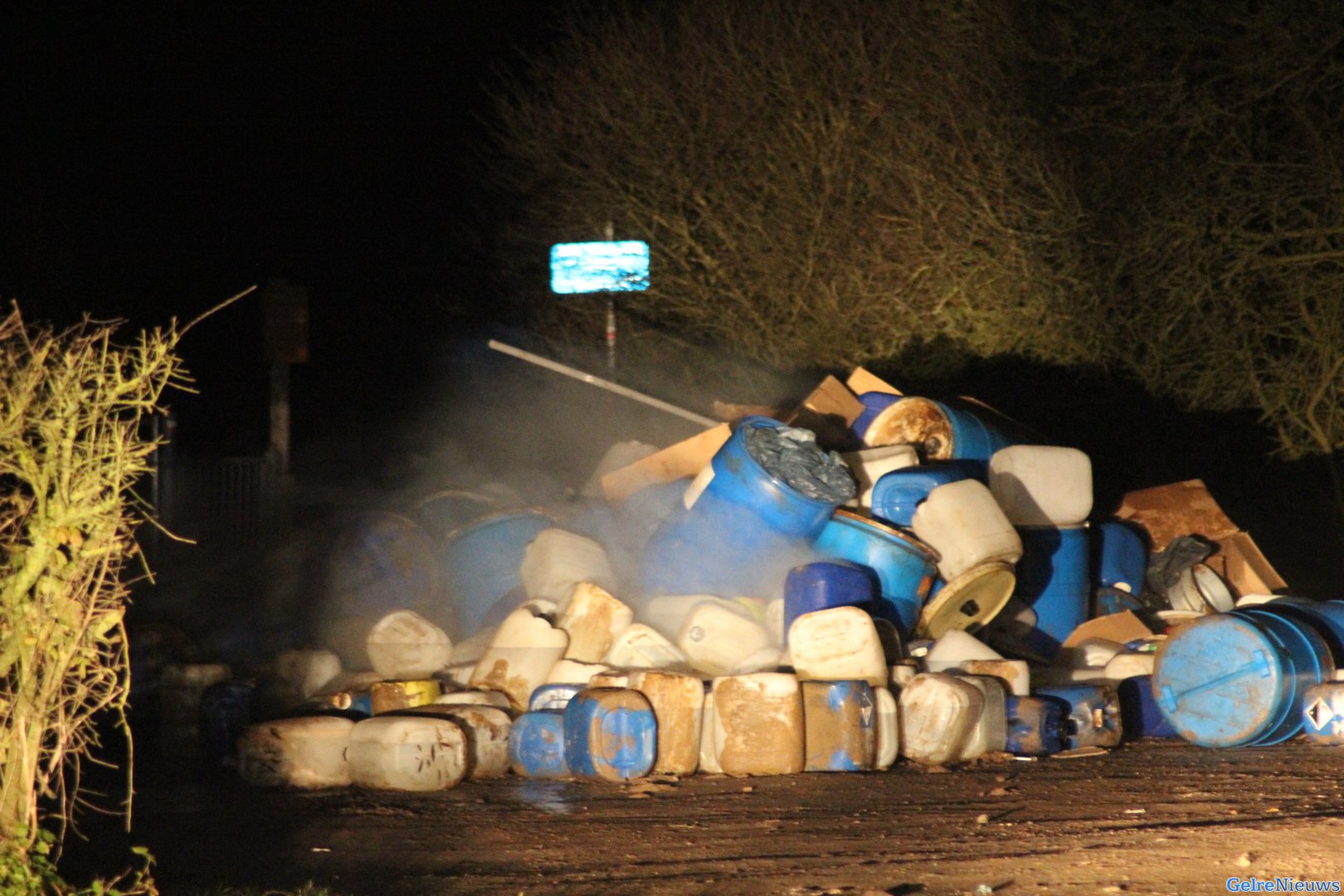 Enorme berg vaten net drugsafval gedumpt in Buren