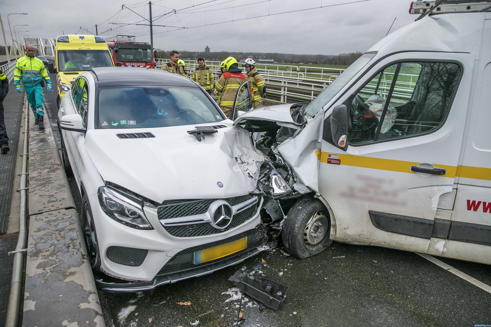 Brug tussen Arnhem en Westervoort dicht na ongeval
