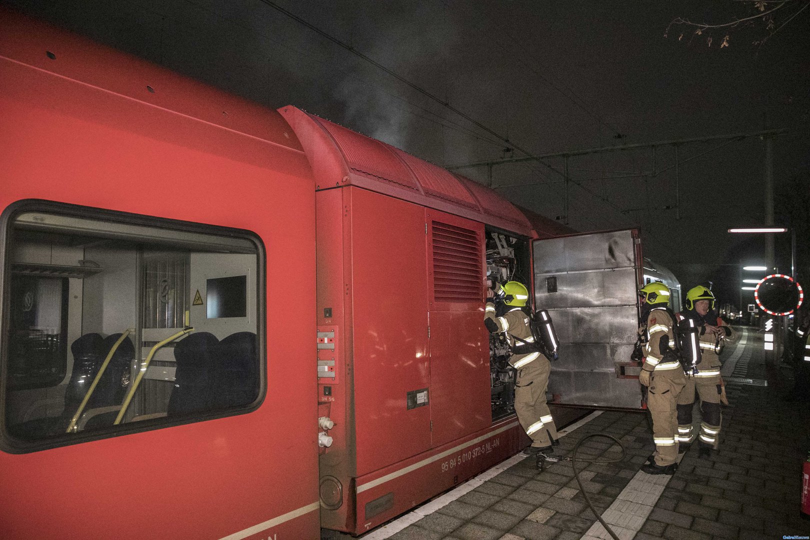 Trein vliegt in brand op station Velperpoort in Arnhem