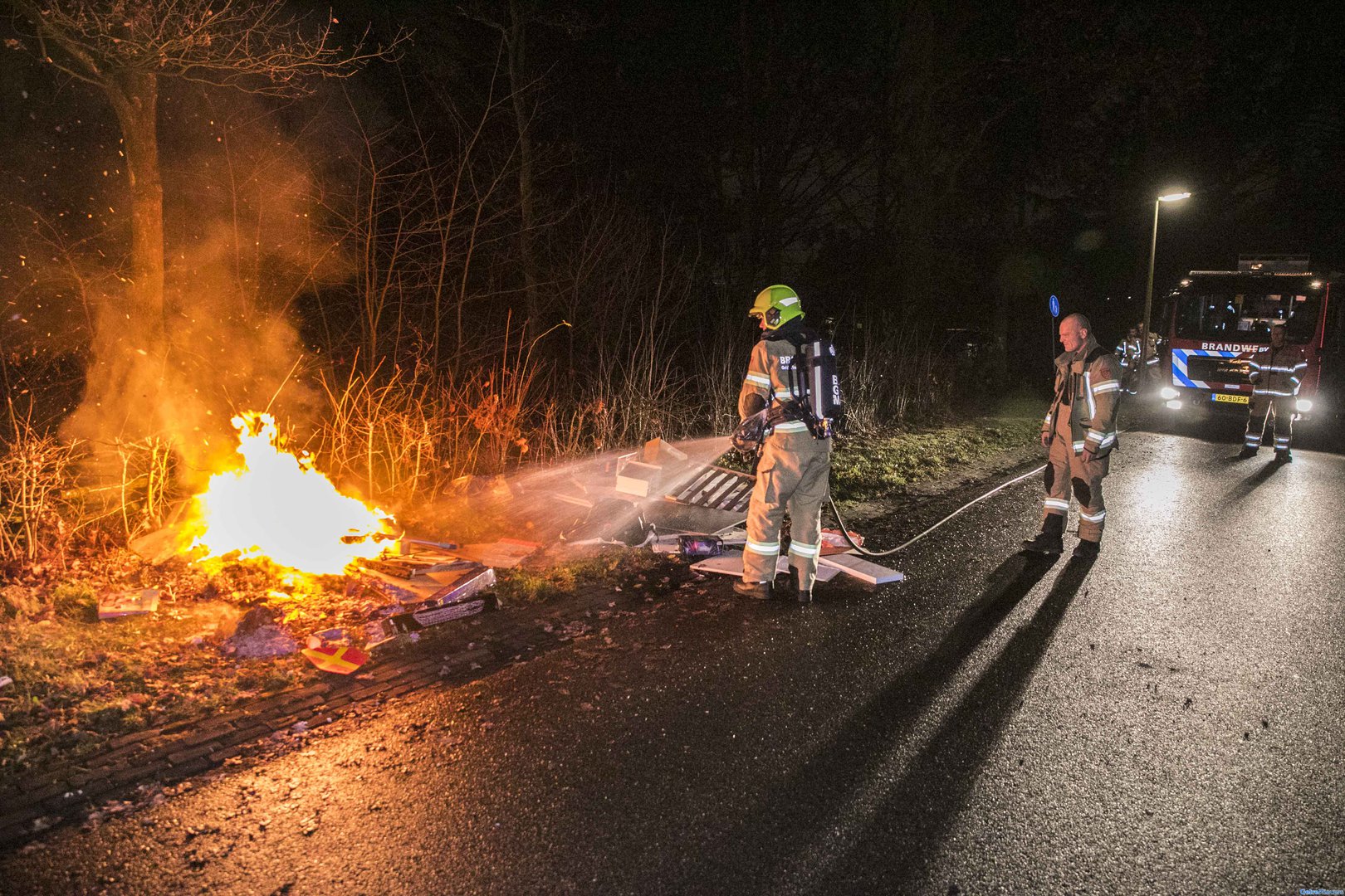 Gedumpt afval in brand gestoken in Arnhem